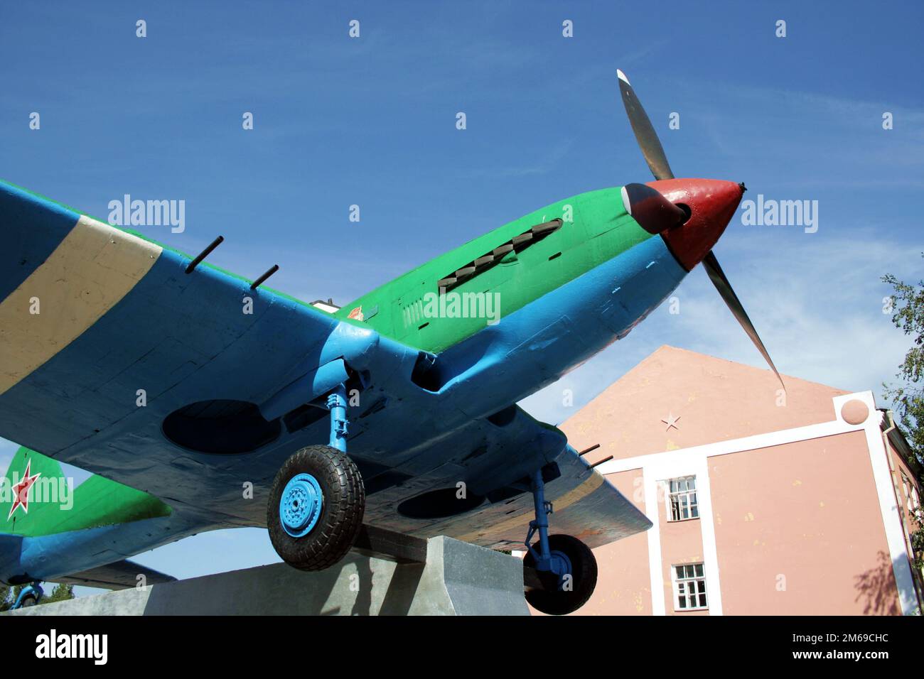 Historisches Denkmal. Propeller-gesteuertes Kriegsflugzeug. Stockfoto