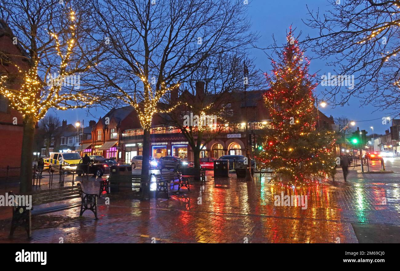 Slug & Salat, Weihnachten am Victoria Square, Stockton Heath, Warrington, Cheshire, England, Großbritannien, WA4 2AF, Abenddämmerung mit Baum und Dekoration Stockfoto
