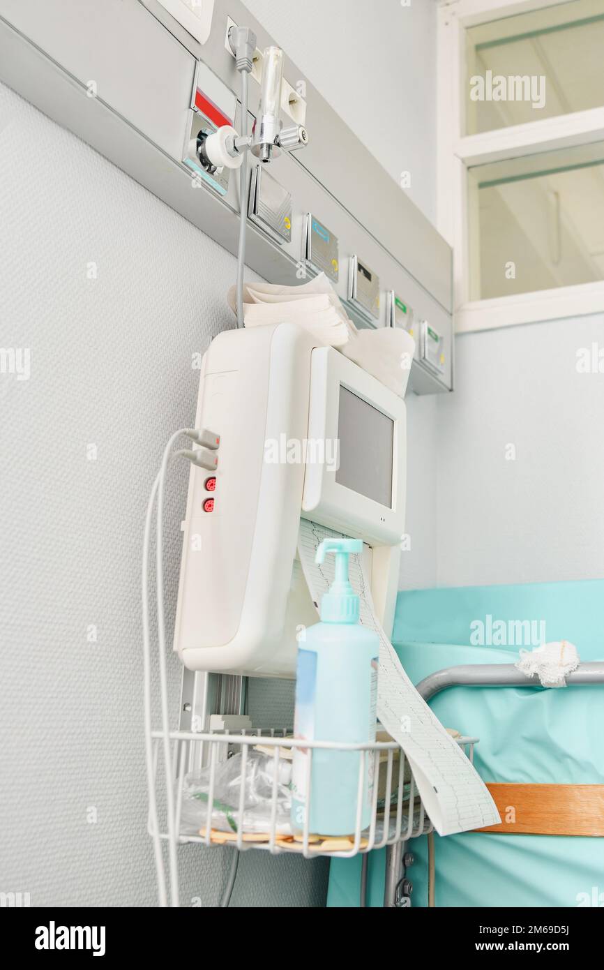 Panel mit Sauerstoff und Monitor zur Messung von Wehen, Herzschlag in einem Krankenhaus Stockfoto