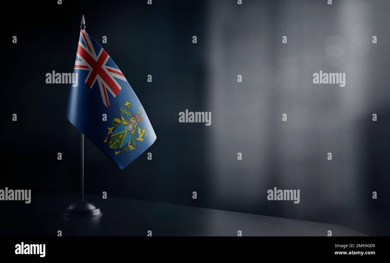 Kleine Nationalflagge der Pitcairninseln auf schwarzem Hintergrund. Stockfoto