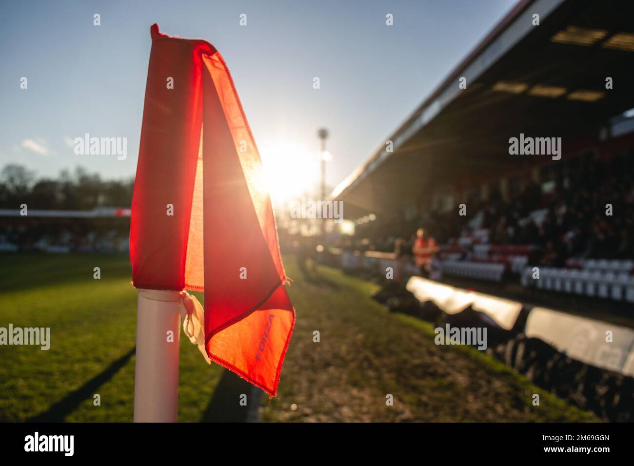 Nahaufnahme der Eckflagge auf dem Fußballplatz der unteren Liga in Großbritannien vor Sonnenuntergang. Stockfoto