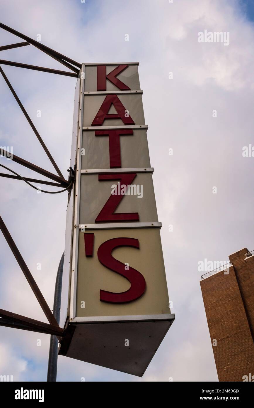 Katz's Delicatessen, ältestes Delikatessen, das Sandwiches serviert, The Bowery, ein historisches Viertel in der Lower East Side von Manhattan, New York City, USA Stockfoto