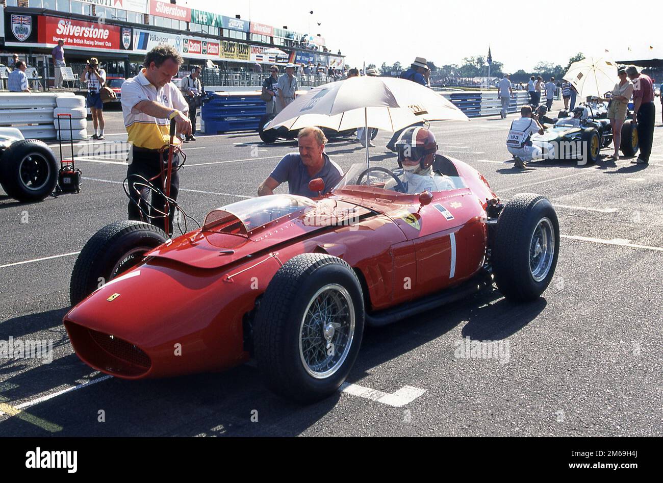 Nigel Corner in einem Ferrari Dino Coys Historic Festival 1960 bei den Oldtimer-Rennen in Silverstone am 1995. Juli Stockfoto