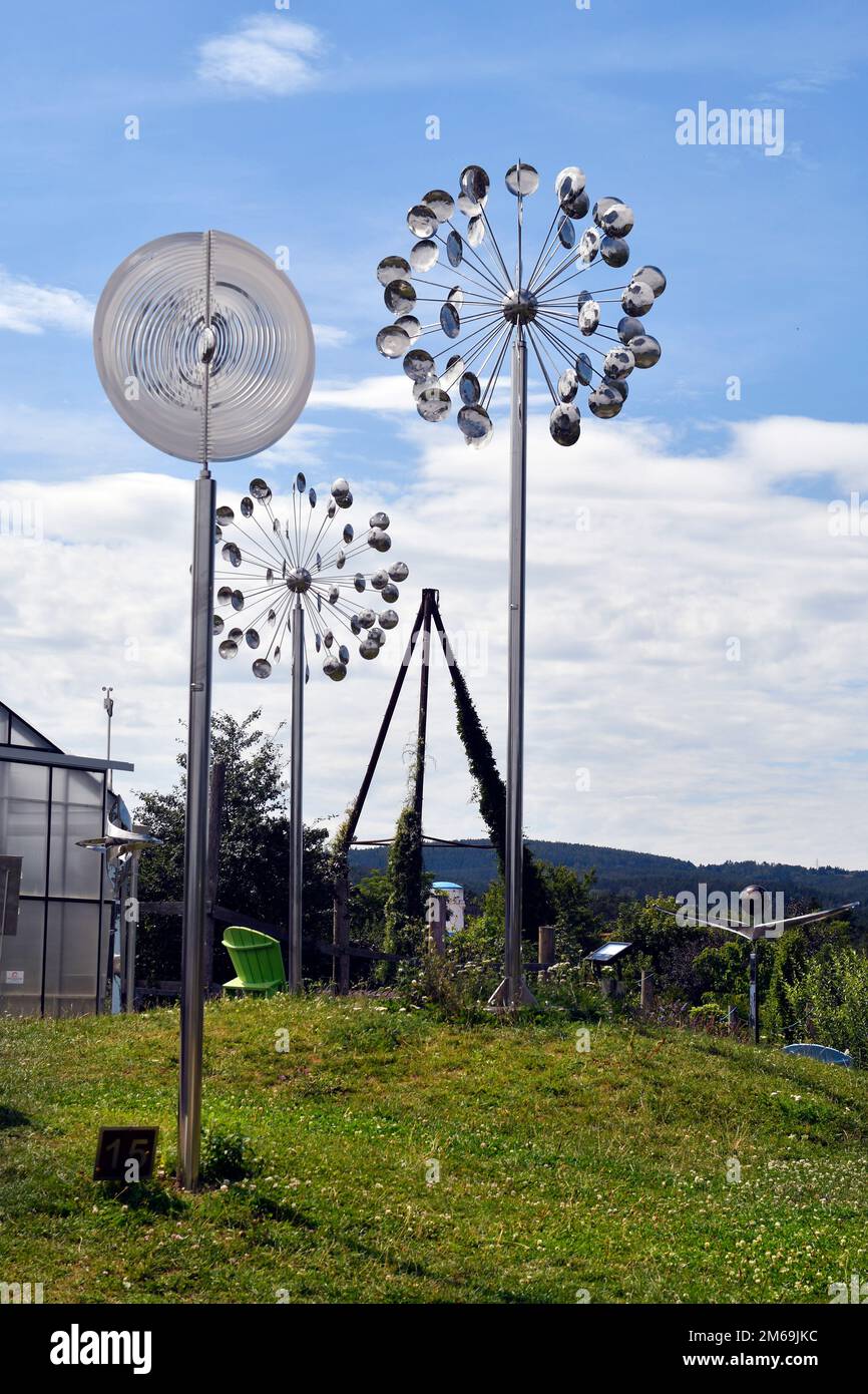 Schiltern, Österreich - 08. August 2022: Wind Chime im Kittenberger Adventure Garden eine Oase mit unzähligen Pflanzen, Szenen und Abenteuerorten in Lower Stockfoto