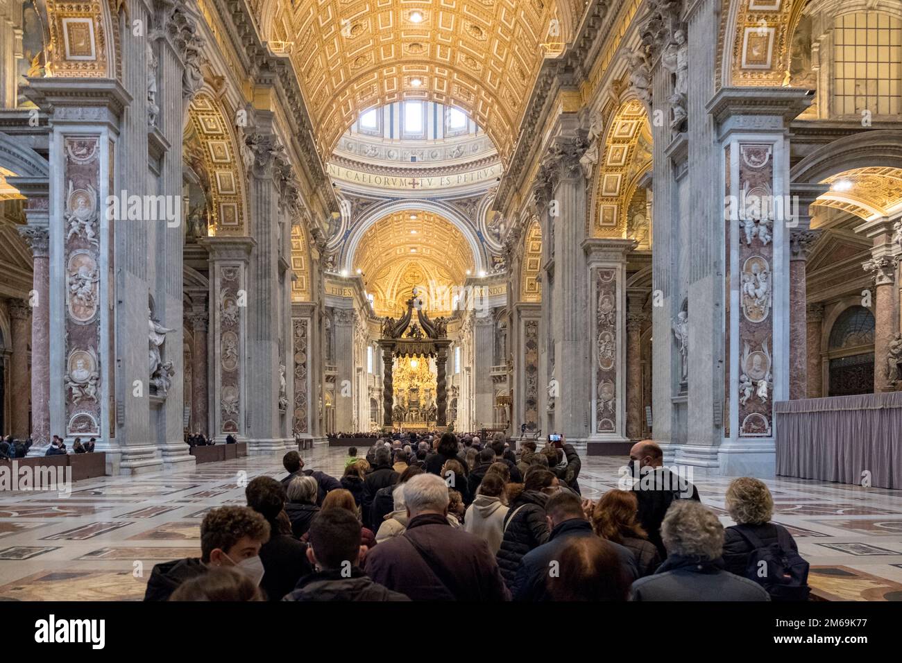 Tausende Katholiken zollen dem ehemaligen Papst Benedikt XVI. Respekt Stockfoto