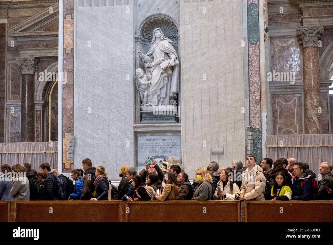 Tausende Katholiken zollen dem ehemaligen Papst Benedikt XVI. Respekt Stockfoto