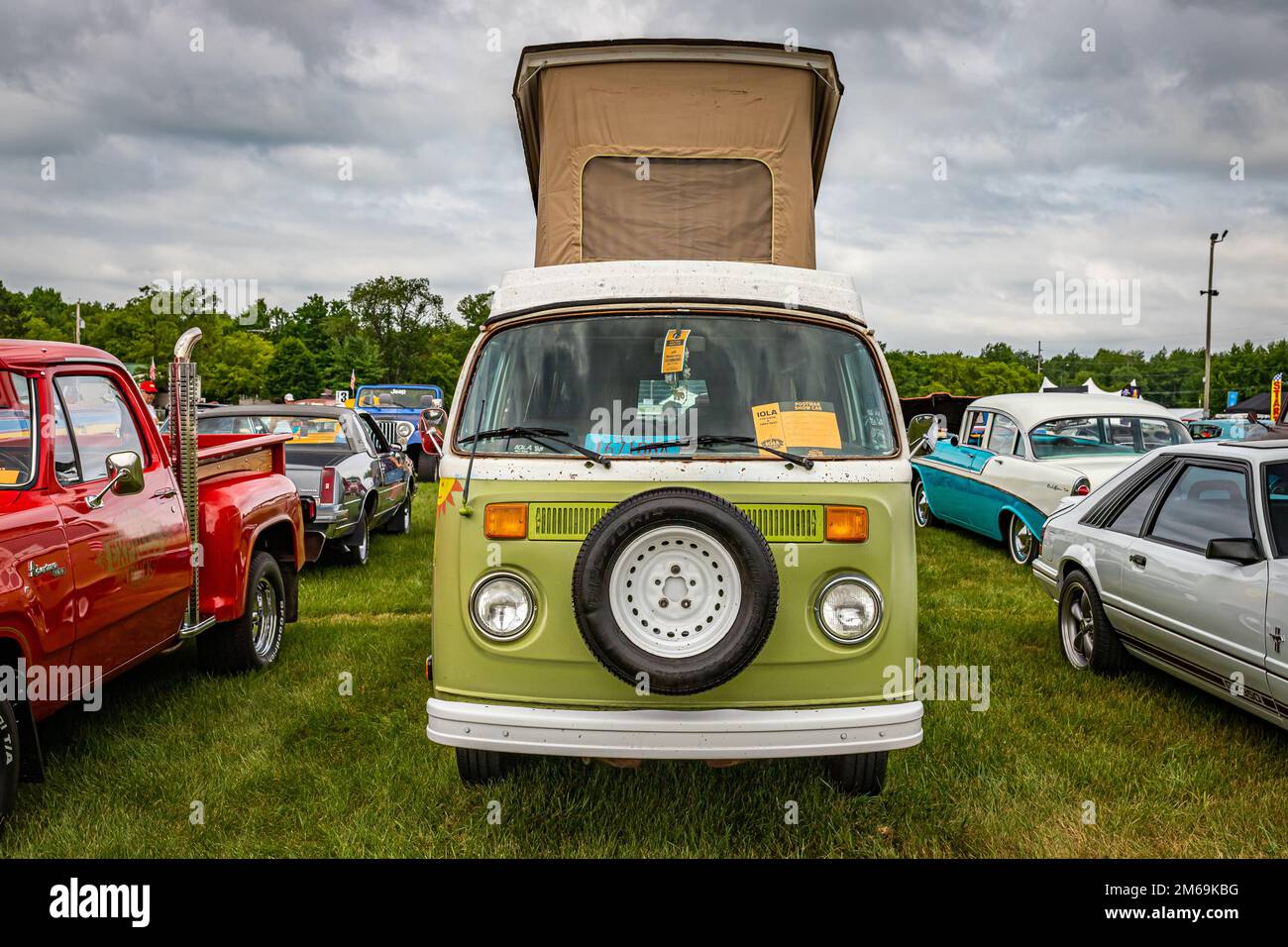 Iola, WI - 07. Juli 2022: Aus der Vogelperspektive, Vorderansicht eines Volkswagen Westfalia Campers aus dem Jahr 1978 auf einer lokalen Automesse. Stockfoto