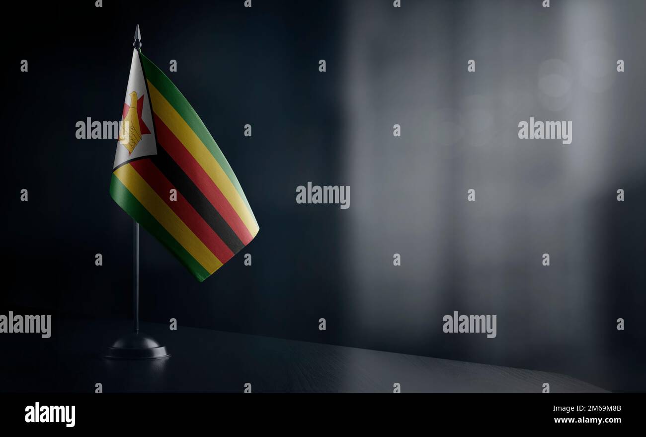 Kleine Staatsflagge Simbabwes auf schwarzem Hintergrund. Stockfoto