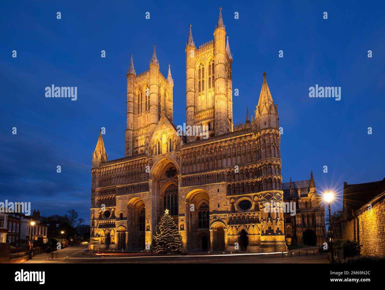 Lincoln Cathedral Lincoln Minster West Front beleuchtet am Night Minster Yard Lincoln Cathedral uk lincoln uk Lincoln Lincolnshire England GB GB GB Europa Stockfoto