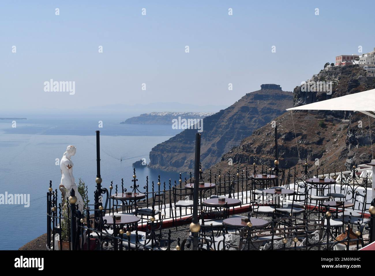 Fira, Santorin, Griechenland - 22. Juni 2022: Blick auf die Hauptstadt der Insel, die eingebundenen weißen Häuser sind auf den Klippen mit Blick auf die Cal gebaut Stockfoto