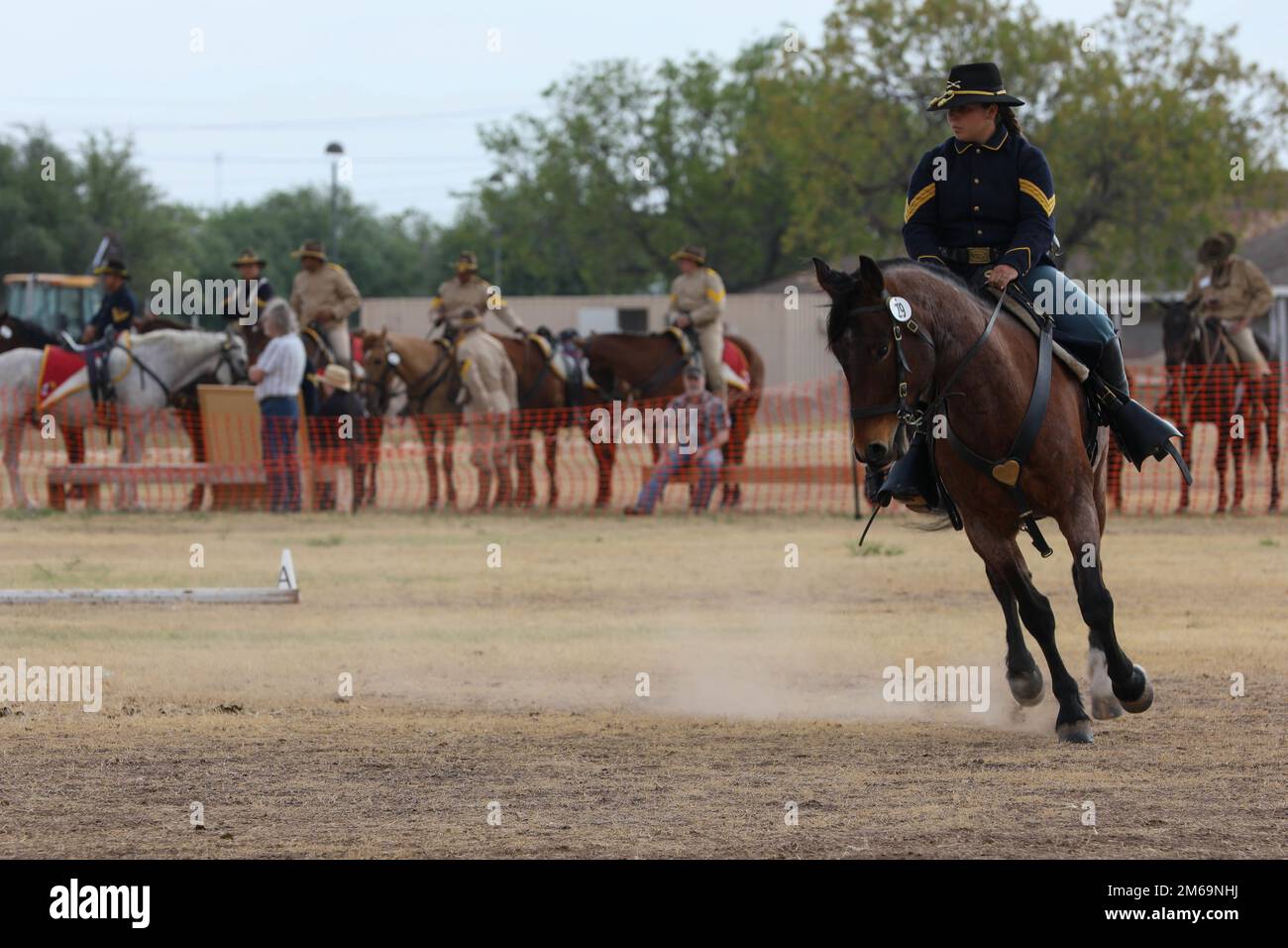 CPL. Nicole Wagoner, eine Tierärztin für Lebensmittelinspektion, die mit Sonderaufgaben betraut wurde, bei der 4. Infanterieabteilung Fort Carson Mounted Color Guard, und Sgt. 1. Class Muggz, ihr Pferd, Sprung und Hindernis während des regionalen Kavalleriewettbewerbs, 21. April 2022 in Fort Concho National Historic Landmark, San Angelo, Texas. Wagoner und Muggz nahmen am Level-3-Wettkampf Teil, dem höchsten Sprung, gemessen mit 2,5 cm. Stockfoto