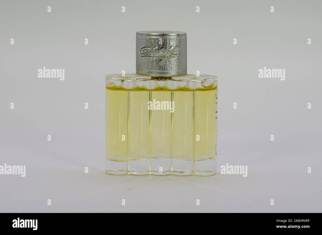 Nahaufnahme eines Miniaturparfüms Good Life for Men (Eau de Toilette) ist ein beliebtes Parfüm von Davidoff für Männer und wurde 1998 veröffentlicht. Der Duft ist frisch Stockfoto