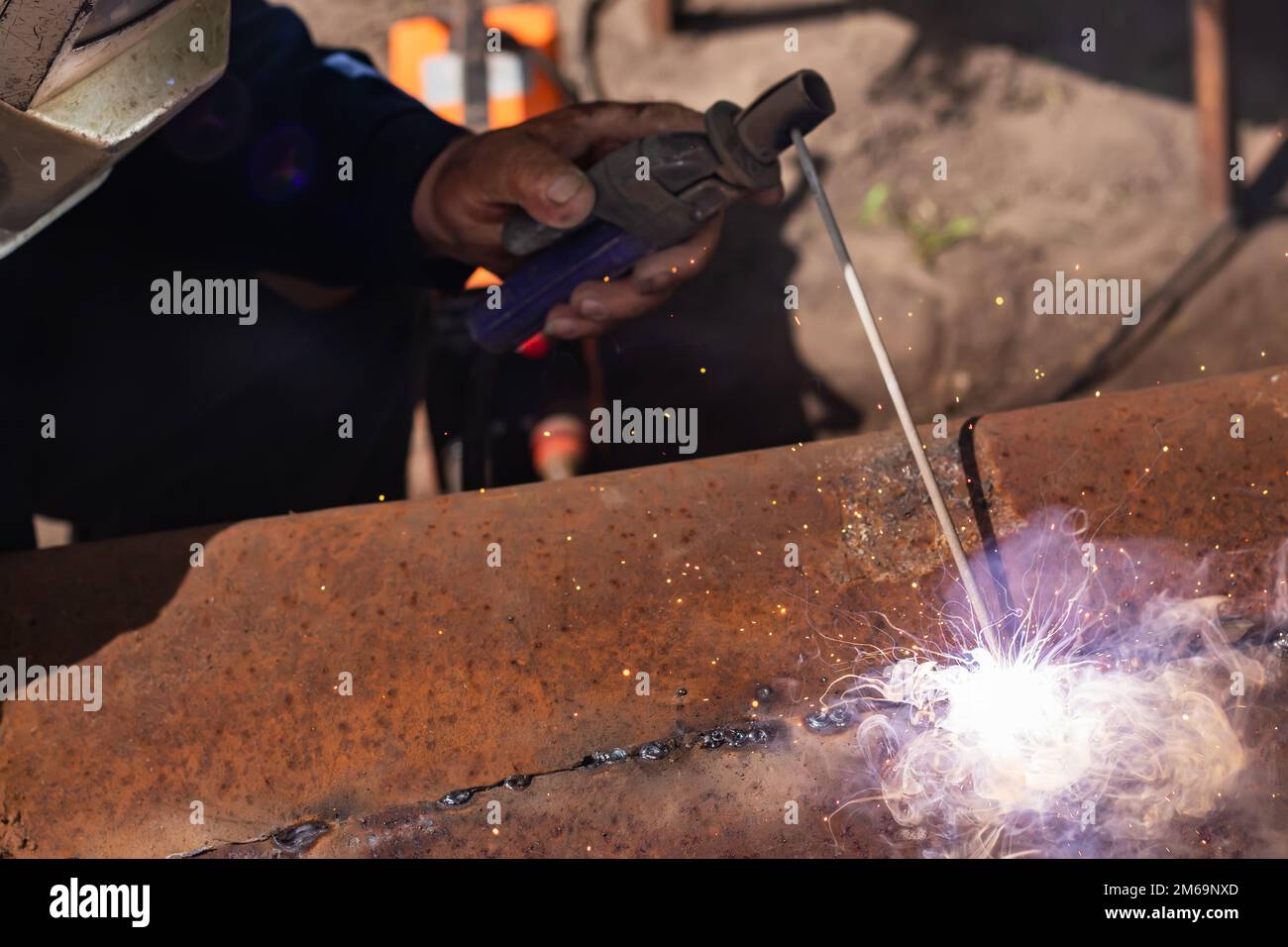 Schweißer, der technischen Stahl aufbaut. Industrieller Stahlschweißer in der Werkstechnik, Stockfoto