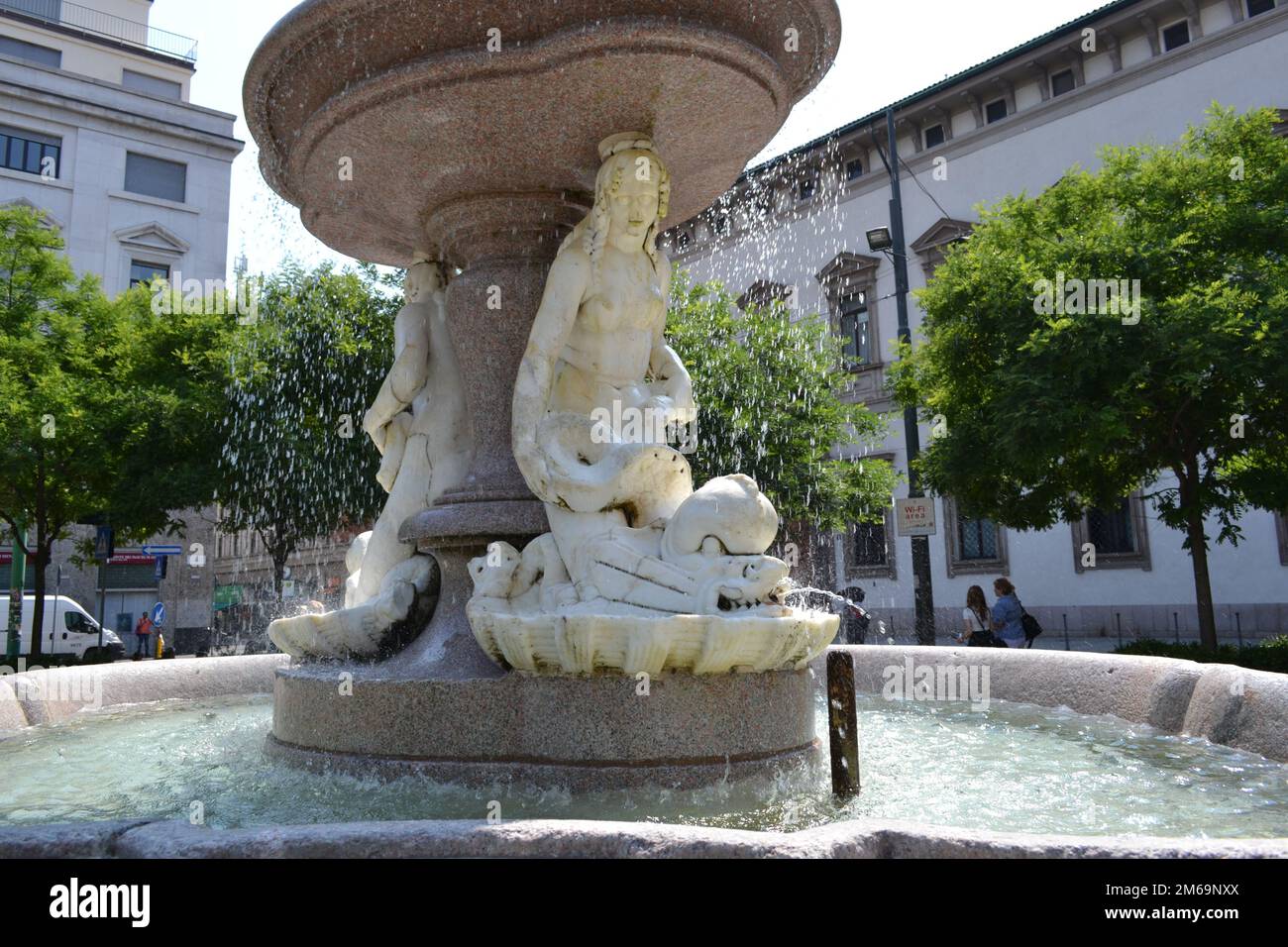 Panoramablick auf den wunderschönen Brunnen der drei Sirenen in weißem Marmor in Mailand an einem sonnigen Sommertag. Stockfoto