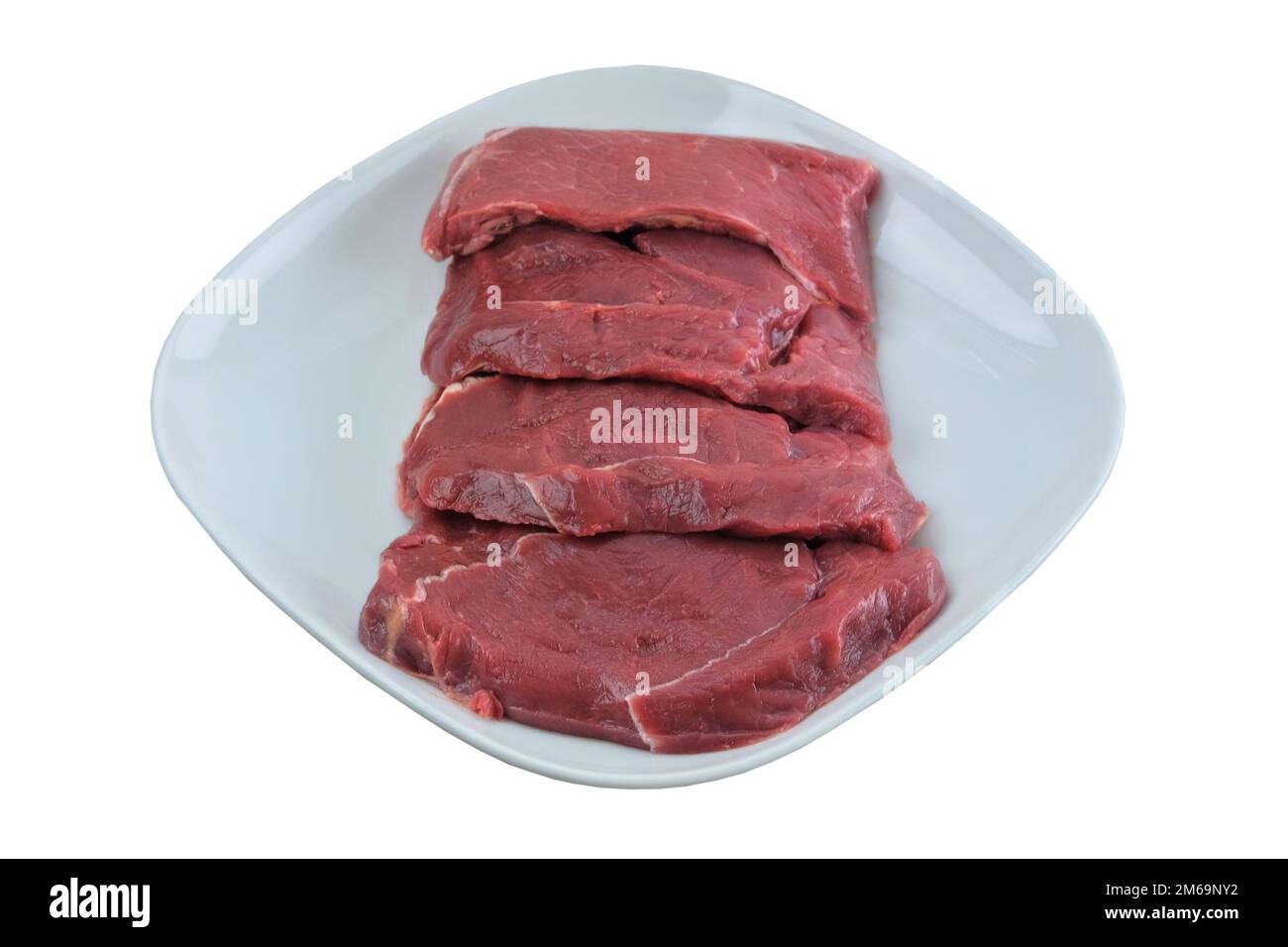 Rindersteaks in Platte, isoliert auf weißem Hintergrund. Rohes Fleisch zum Kochen. Stockfoto