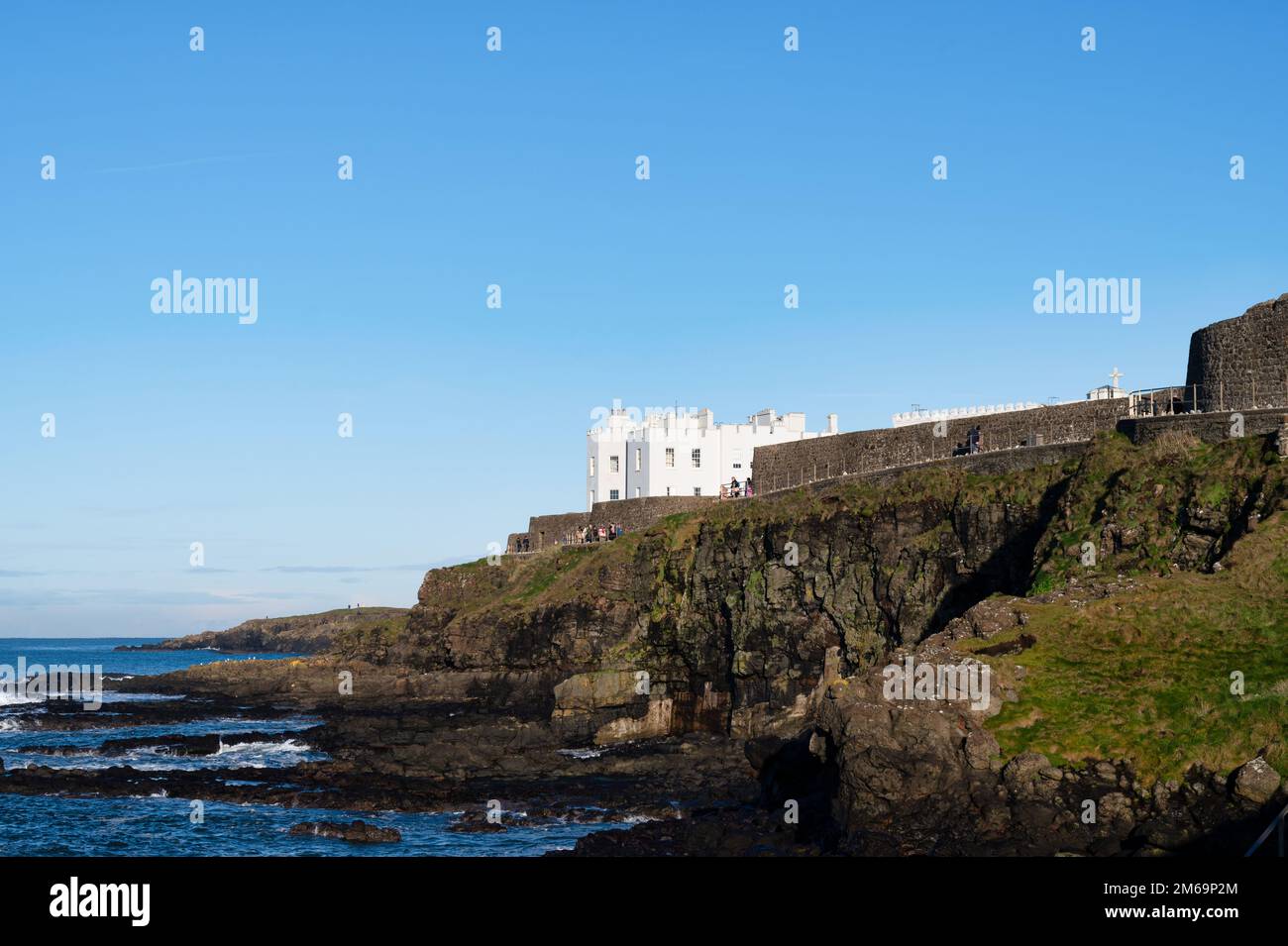 Portstewart, Großbritannien - 2. Januar 2023: Das Dominican College am Meer in Portstewart, Nordirland Stockfoto