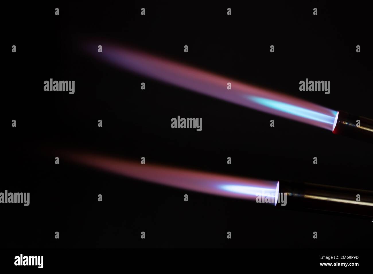 Blaue Flamme. Makroansicht einer blauen Flamme von einem Gasbrenner, Stockfoto