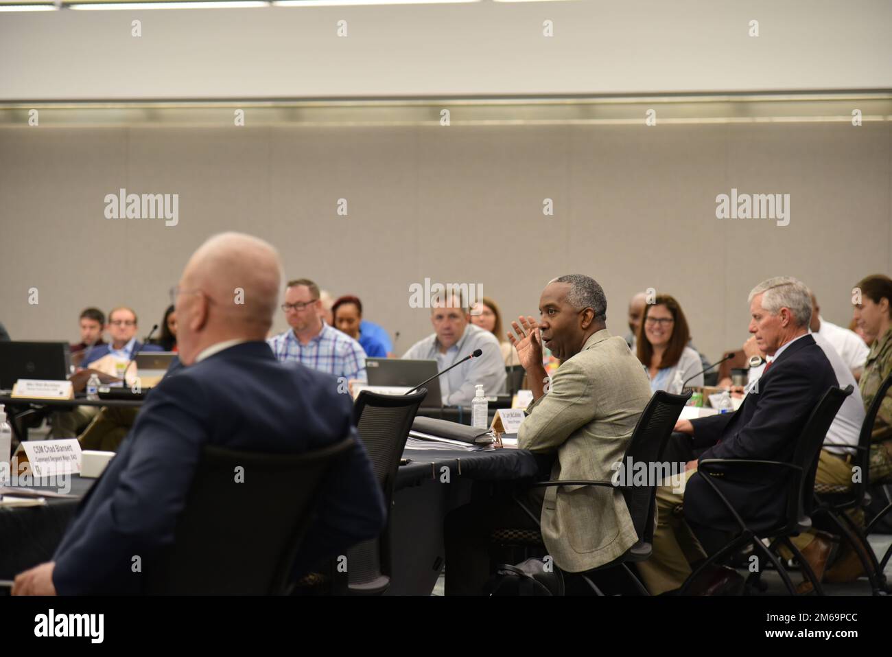 Die USA Das Armeekorps der Ingenieure der South Atlantic Division führte eine Tischübung zur Reaktion auf Hurrikane durch, um sich auf die Reaktion vorzubereiten, falls ein Hurrikan im Südosten landen sollte. Brigg. General Jason Kelly, Commander, gibt den Teilnehmern Feedback. Stockfoto