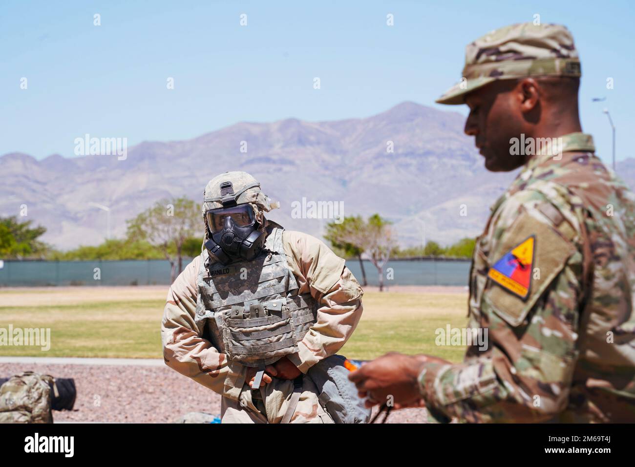 USA Army Sgt. Jacob Granillo, Hauptquartier und Hauptquartier Battery, Division Artillerie, 1. Panzerdivision, Dons Mission Oriented Protective Haltung Level 4 Ausrüstung für Kampfübung zehn, Reaktion auf eine chemische oder biologische Gefahr oder Angriff, während des Iron Squad Competition in Fort Bliss, Texas, 21. April 2022. Der Iron Squad Competition ist eine viertägige Veranstaltung, bei der die Ausdauer der einzelnen Mannschaften und Wettbewerber, die Aufgaben der Krieger, die Kampfübungsfähigkeiten und das militärische Wissen getestet werden. Die Siegertruppe wird später in diesem EY beim Wettbewerb der besten Truppe des III Corps teilnehmen Stockfoto