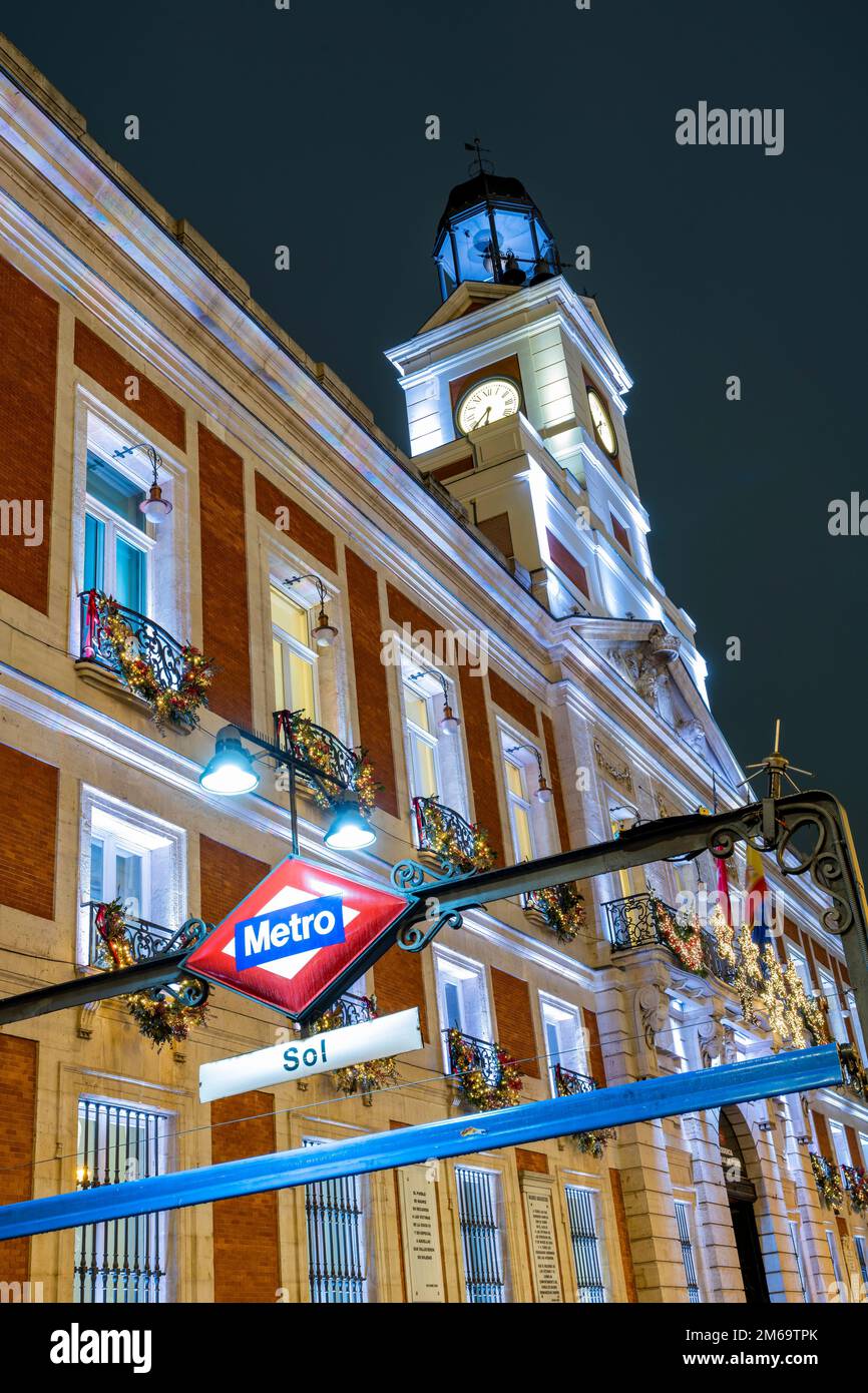 U-Bahn-Schild Sol und Königliches Haus der Post (Real Casa de Correos), Puerta del Sol, Madrid, Spanien Stockfoto