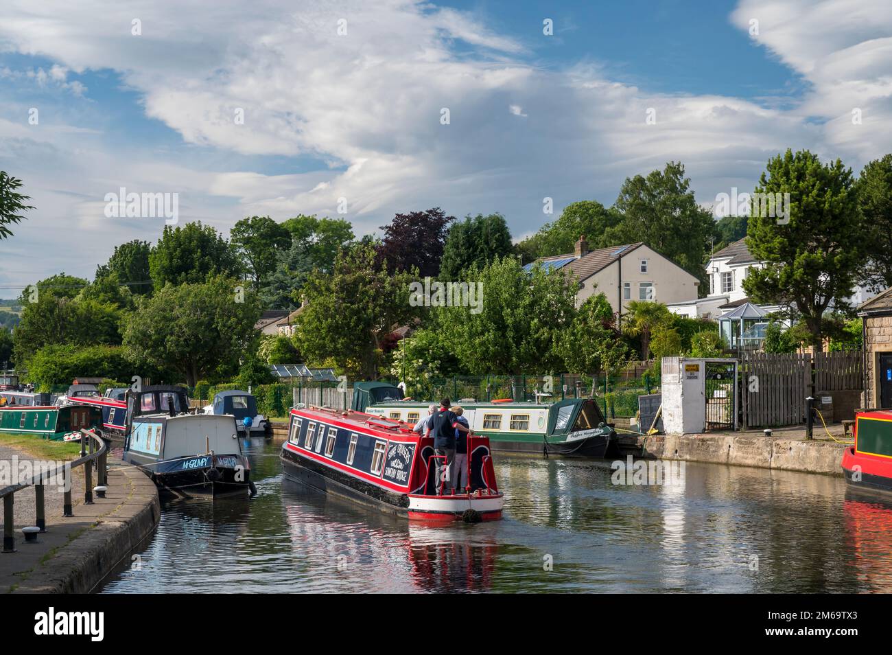 Kanalboot auf dem Leeds und Liverpool Canal in der Nähe von Five Rise Locks, Bingley, West Yorkshire, England Stockfoto