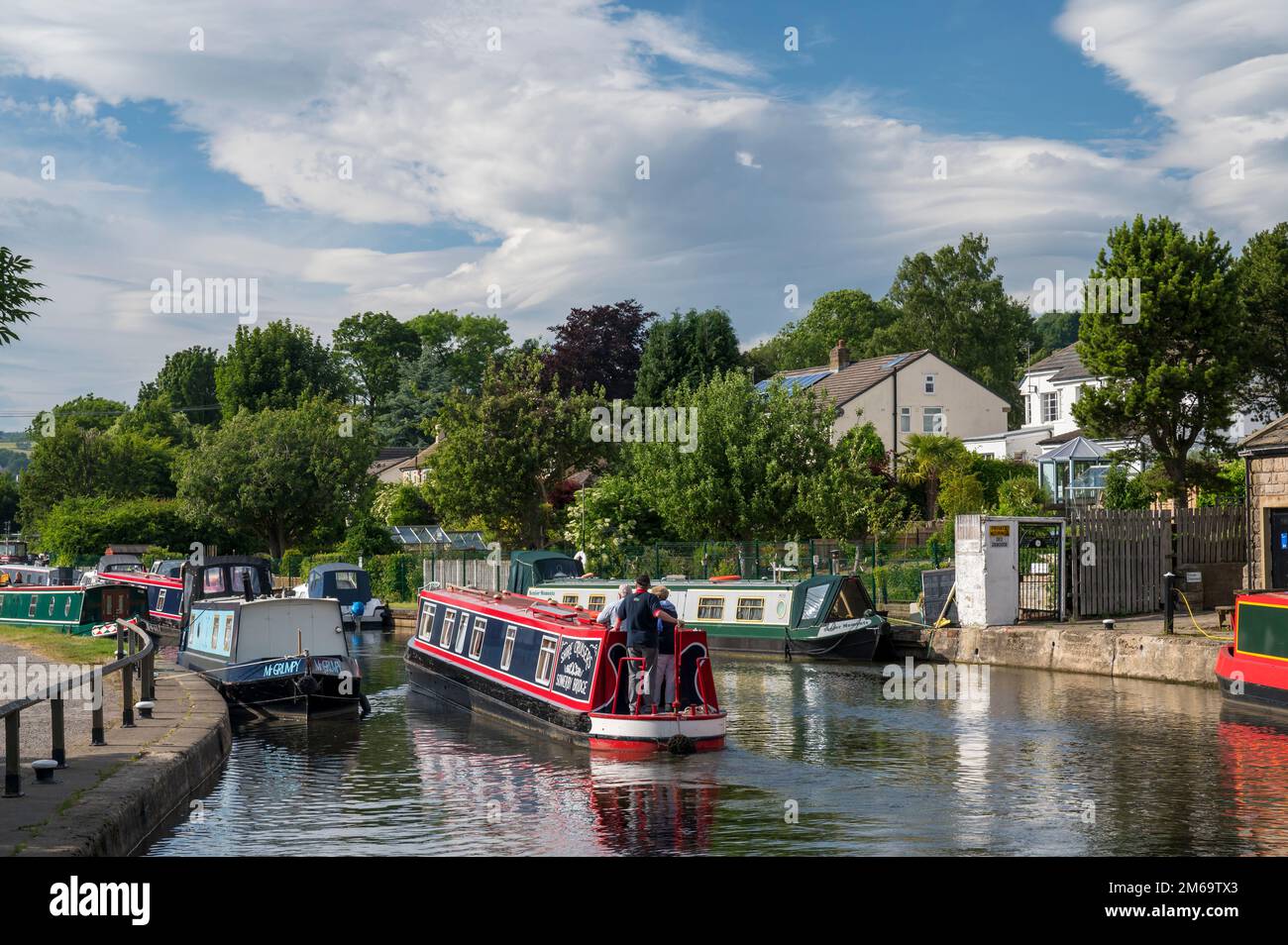 Kanalboot auf dem Leeds und Liverpool Canal in der Nähe von Five Rise Locks, Bingley, West Yorkshire, England Stockfoto
