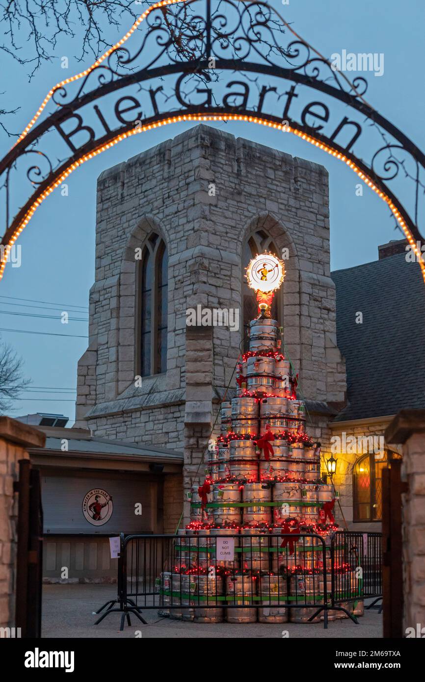 Grosse Pointe Park, Michigan – Ein Weihnachtsbaum aus Bierfässern, mit Bierautos als Schmuck, im Biergarten der Atwater Brewery. Der Biergarten und Stockfoto