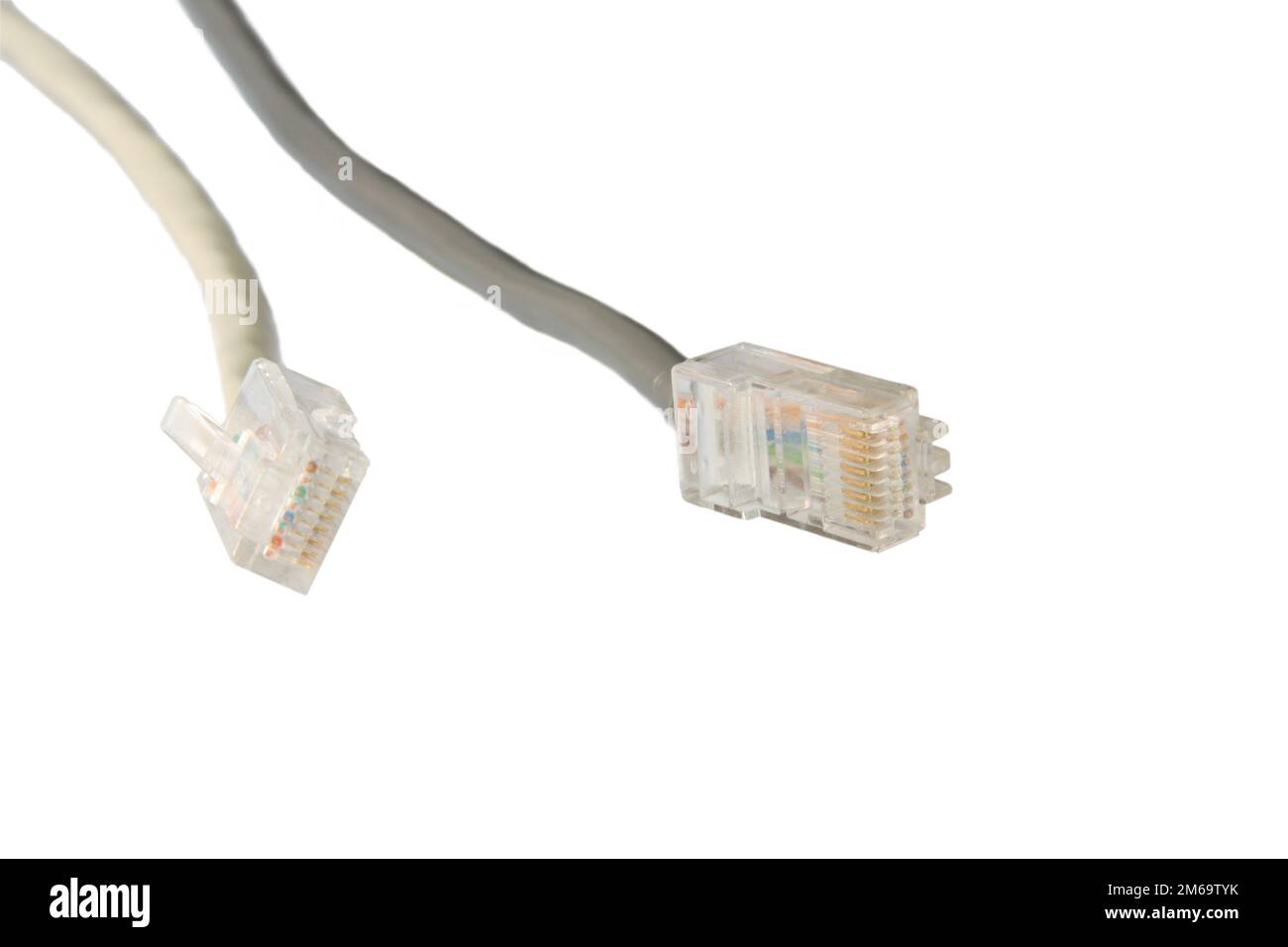 Zwei Computer-Netzwerk-Kabel. RJ45-Stecker. Isoliert auf weiss Stockfoto