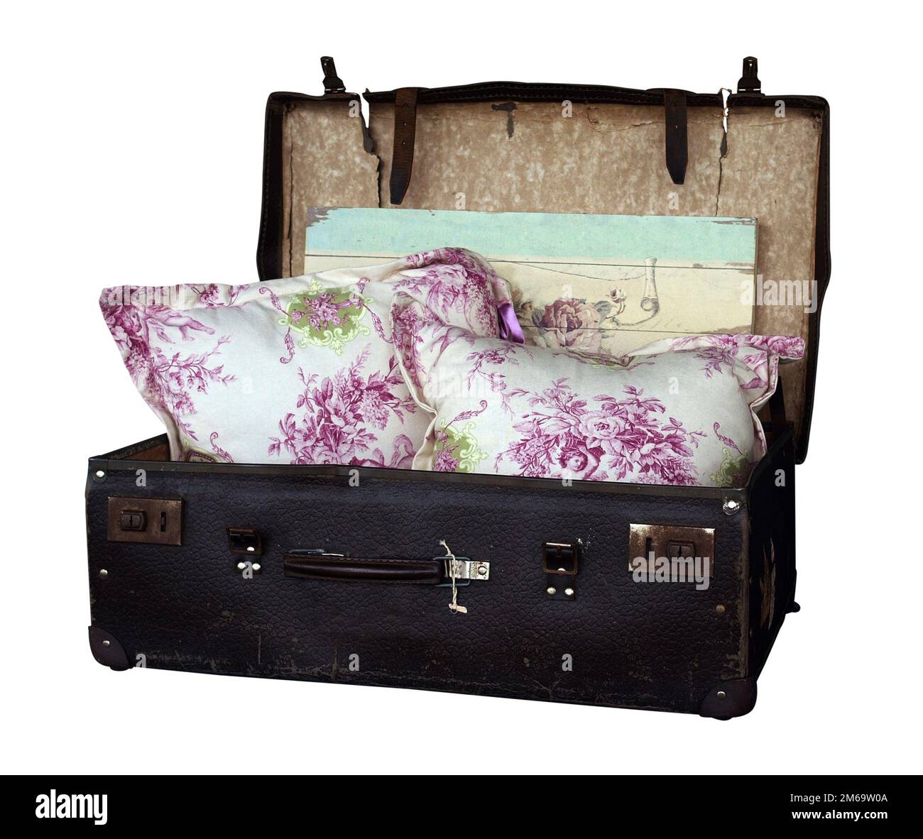 Ein alter Koffer mit Kissen Stockfoto