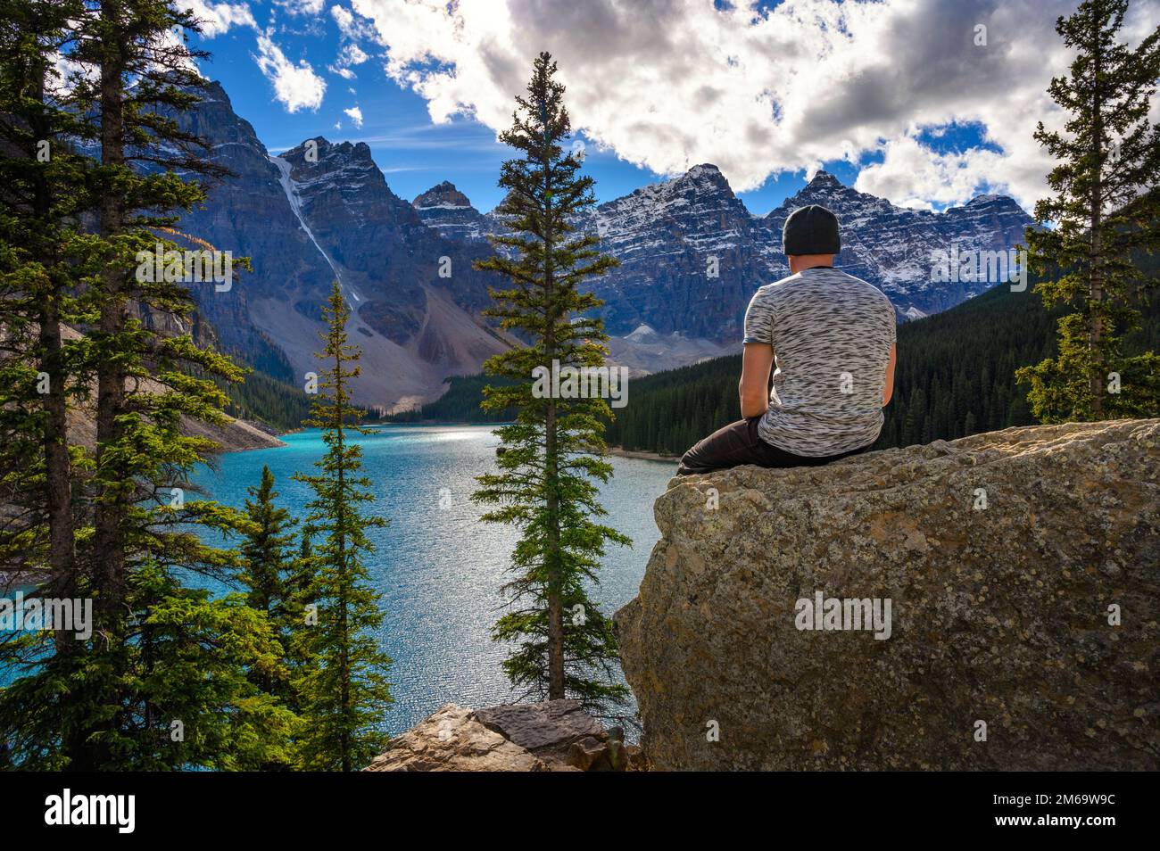 Wanderer genießen den Blick auf den Moraine See im Banff National Park Stockfoto