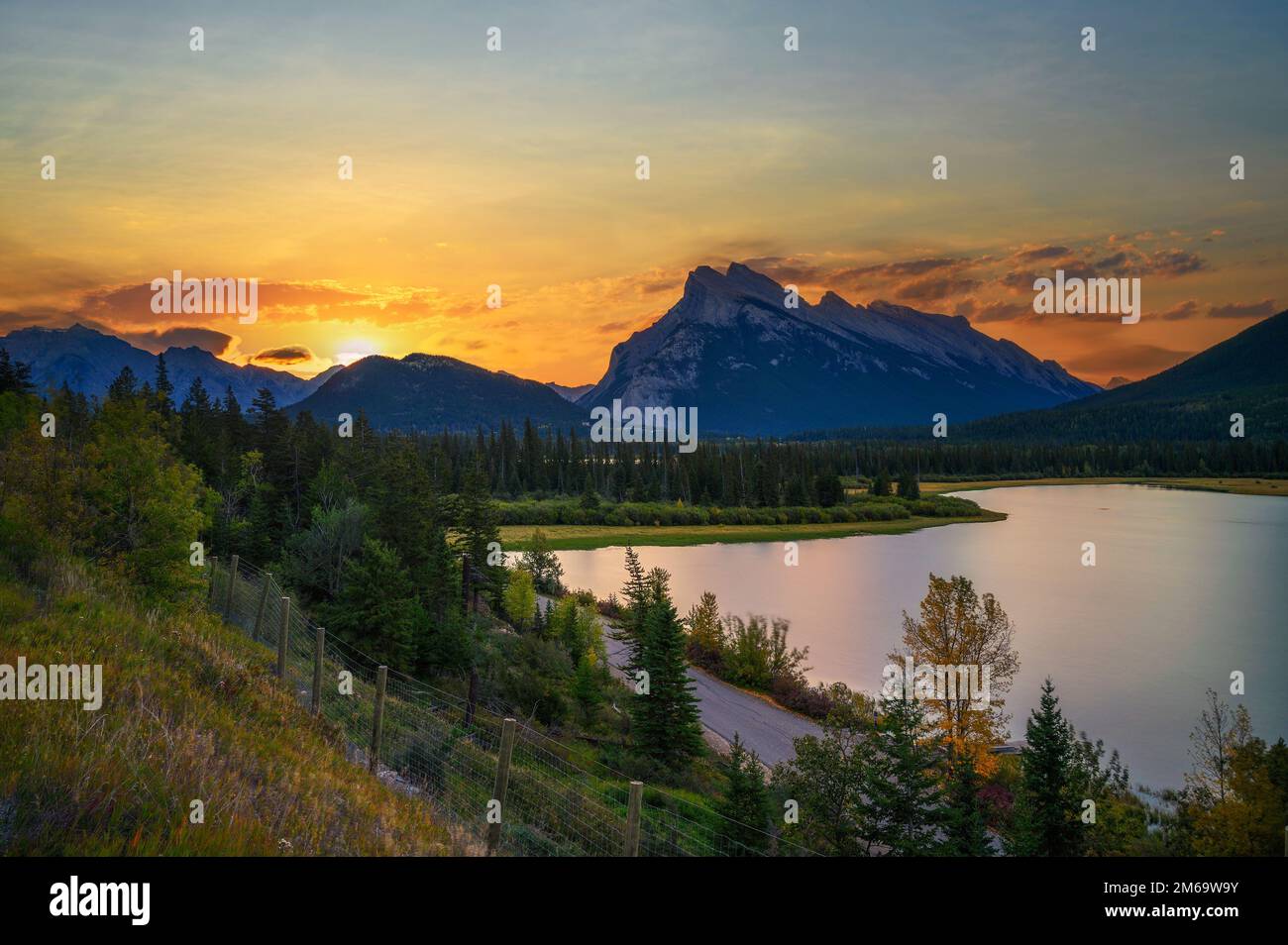 Sonnenuntergang über dem Vermilion Lake im Banff National Park, Alberta, Kanada Stockfoto