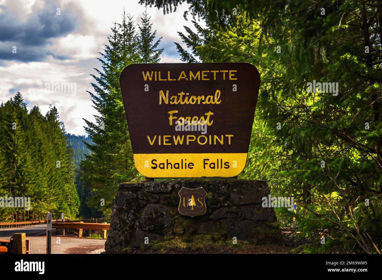 Straßenschild Sahalie Falls in Willamette National Forest in Oregon Stockfoto