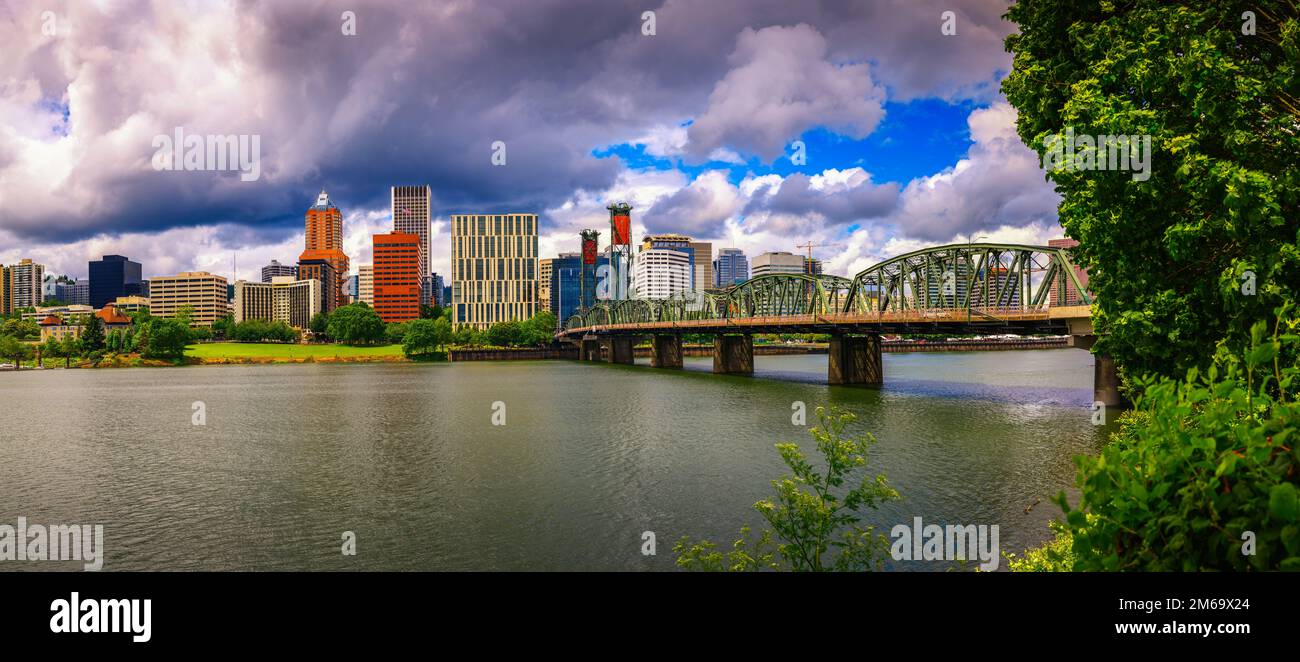Portland Downtown, Hawthorne Bridge und der Willamette River in Portland, Oregon Stockfoto