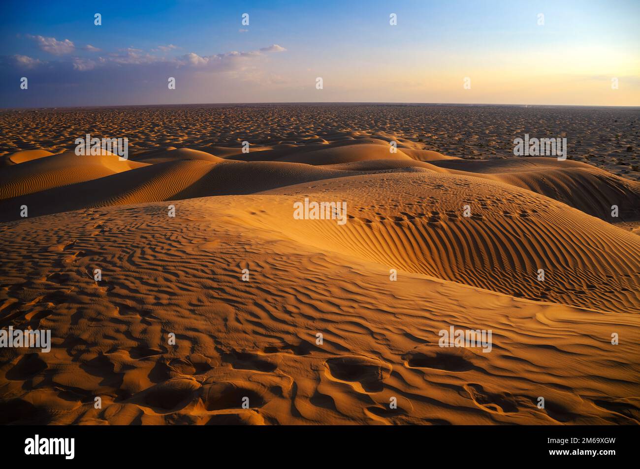 Sonnenuntergang über den Sanddünen der arabischen Wüste in Oman Stockfoto