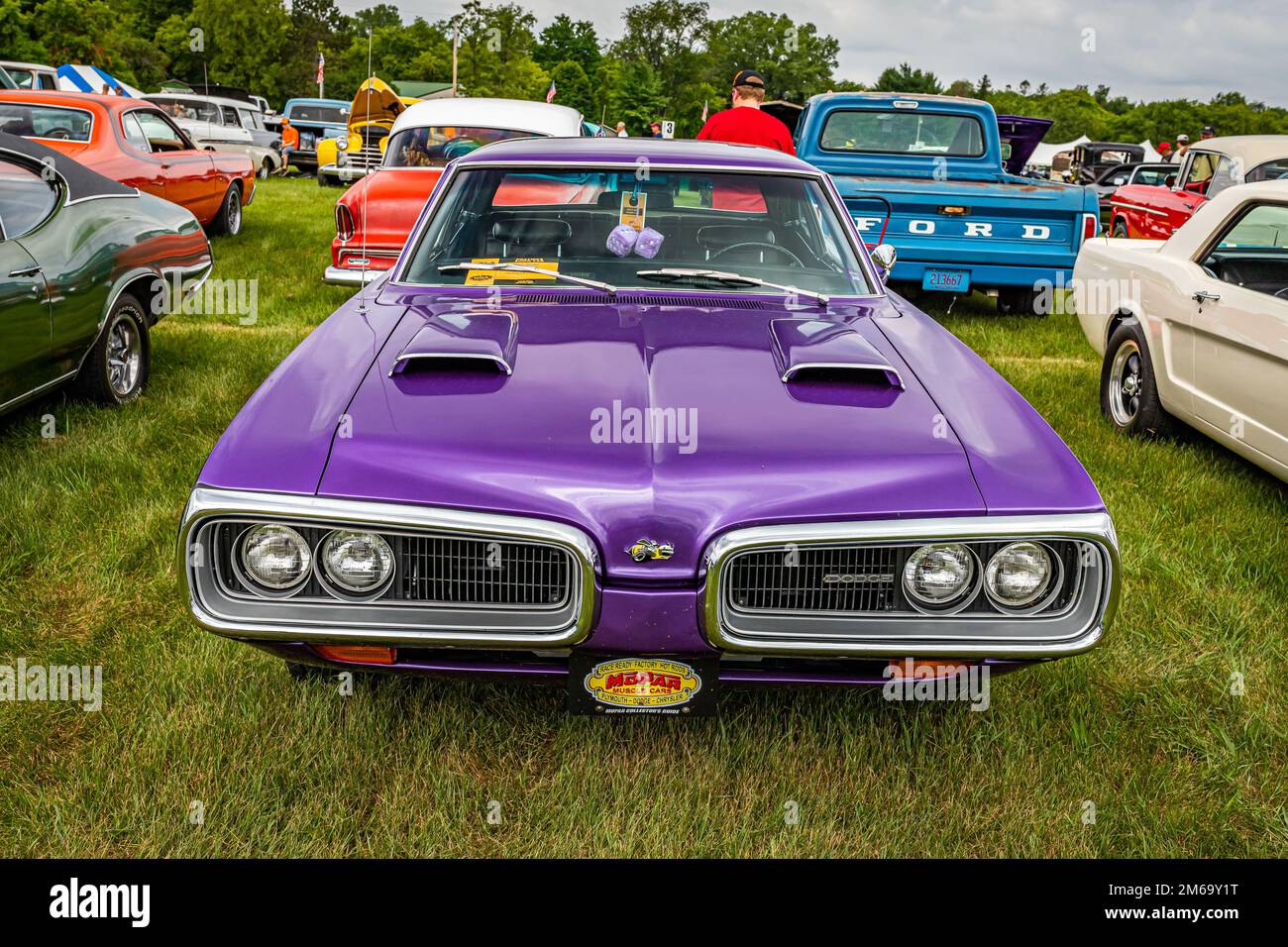 Iola, WI - 07. Juli 2022: Perspektivische Vorderansicht eines 1970 Dodge Super Bee 2 Door Hardtop auf einer lokalen Automesse. Stockfoto