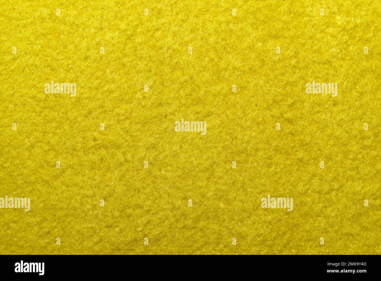 Tuch. Material: Fleece. Gelber Fleece-Hintergrund. Stoff Stockfoto