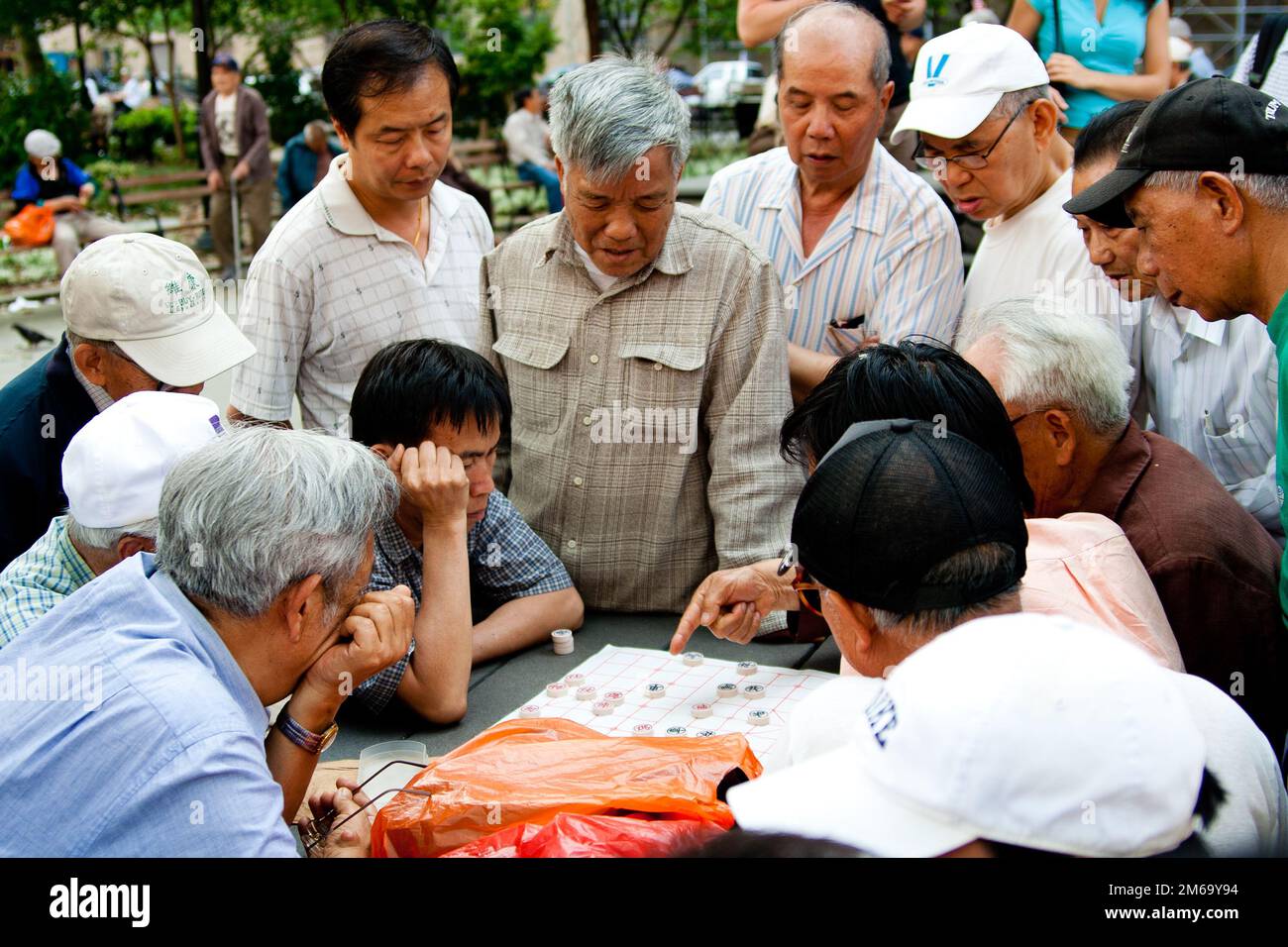 Asiatische Leute, die Xiangqi schmalen, chinesisches Schachspiel Stockfoto
