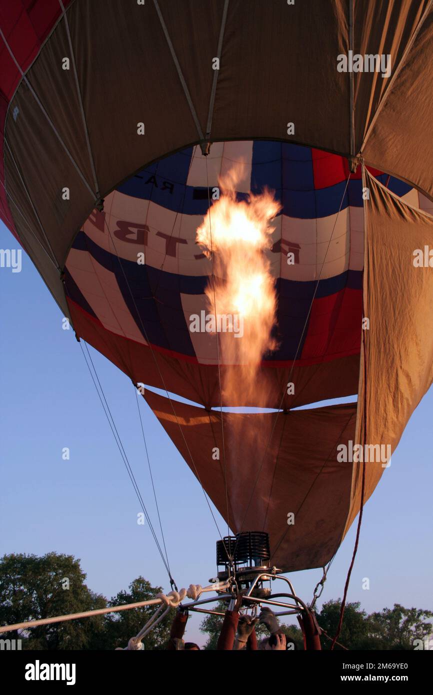 Heißluftballon mit Korb vor dem Aufstieg Stockfoto
