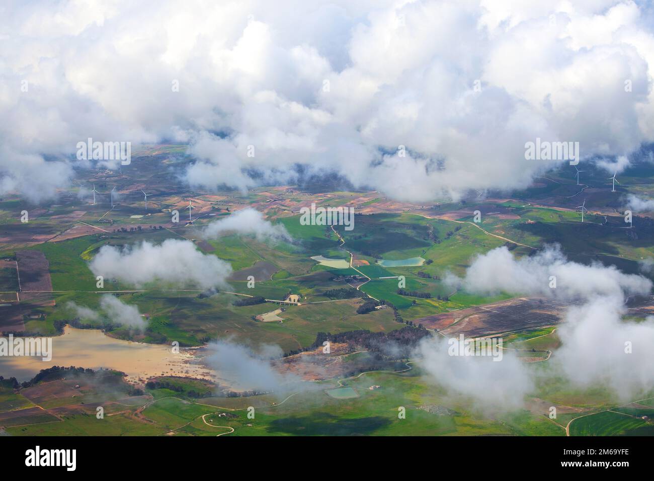 Landwirtschaftliche Felder mit Windturbinen in der Nähe von Trapani, Sizilien, Italien Stockfoto