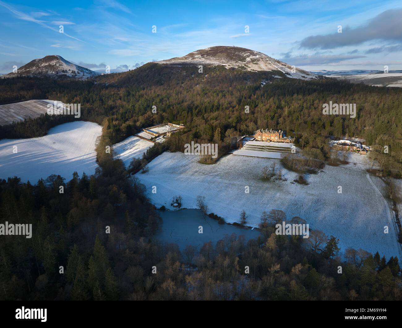 Die Eildon Hall Residenz des Earl of Dalkeith, die sich an einem kalten Dezembertag auf der Südseite der Eildon Hills befindet, aus der Vogelperspektive. Stockfoto