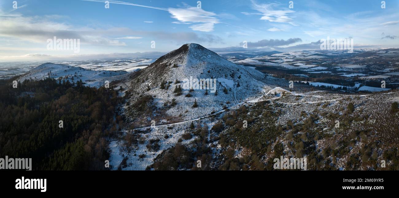 Panoramablick aus der Vogelperspektive auf die Südseite der Eildon Hills an einem frischen Wintertag. Stockfoto