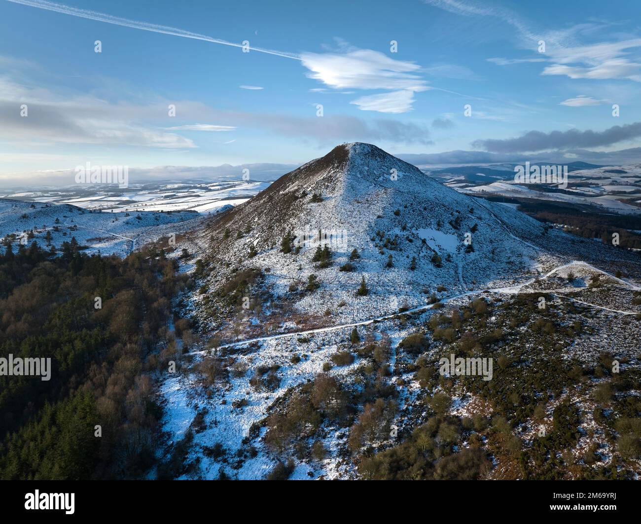 Luftaufnahme der Südseite der Eildon Hills an einem frischen Wintertag. Stockfoto