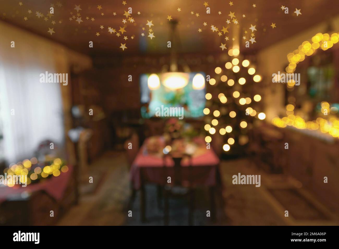 Weihnachtlicher Innenraum mit stimmungsvoller Beleuchtung – verschwommener Hintergrund Stockfoto