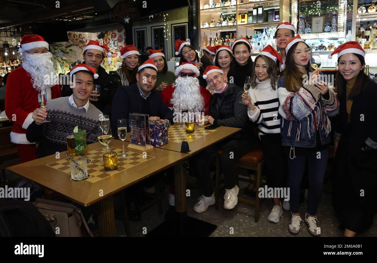 Die SantaCon Happy Hour der LKF Group im BACI, California Tower, Lan Kwai Fong im Zentrum. Die Gruppe hat sich mit der Operation Santa Claus (OSC) Wohltätigkeitsorganisation für eine Benefizveranstaltung in BACI zusammengetan, die Bedürftigen zugute kommt. 20DEC22 SCMP / Edmond so Stockfoto