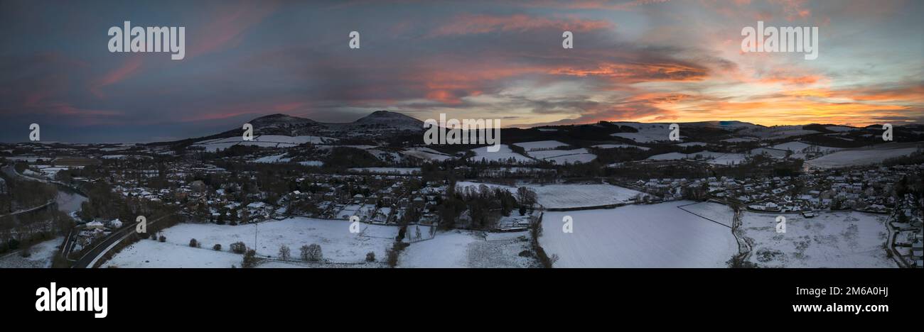 Panoramaaufnahme von Melrose aus der Vogelperspektive, die sich an einem kühlen Dezember-Abend vom Fluss Tweed auf der linken Seite bis Darnick auf der rechten Seite erstreckt. Stockfoto