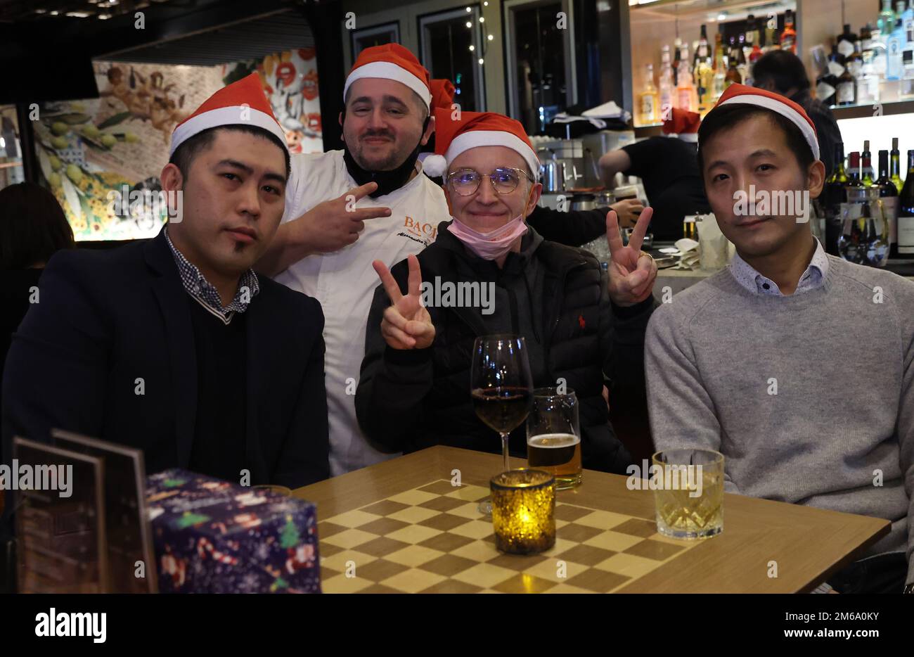 Die SantaCon Happy Hour der LKF Group im BACI, California Tower, Lan Kwai Fong im Zentrum. Die Gruppe hat sich mit der Wohltätigkeitsorganisation Operation Santa Claus für eine Spendenaktion in BACI zusammengetan, die Bedürftigen zugute kommt. 20DEC22 SCMP / Edmond so Stockfoto