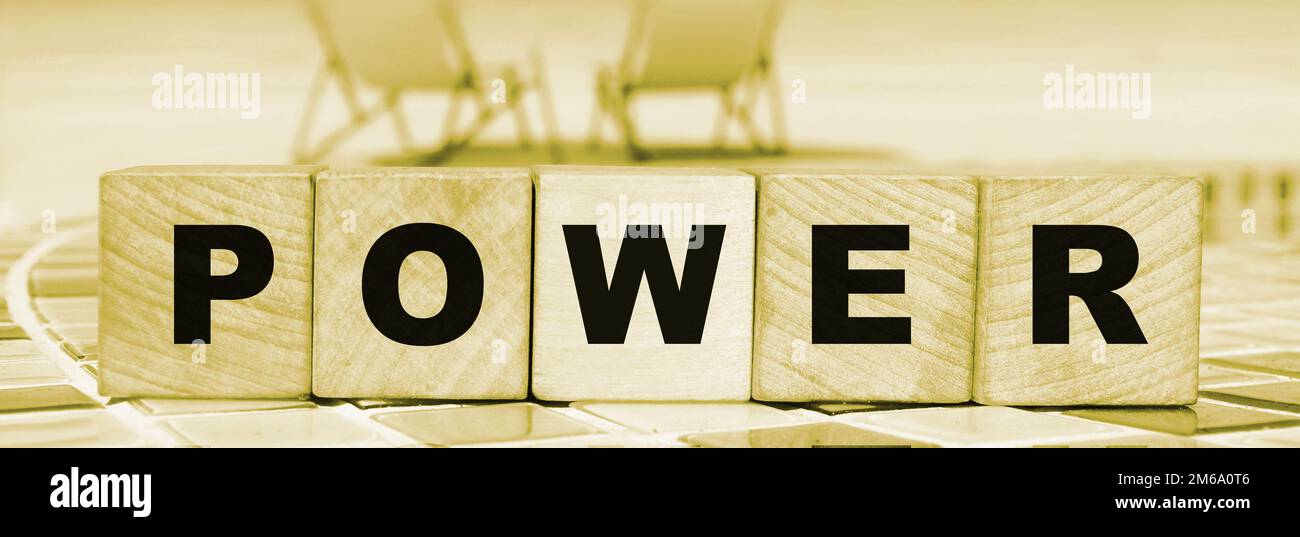 POWER Message Wort auf einem Holzwürfel Blöcke mit einem Ozean Strand Hintergrund. Geschäftsentscheidung, Bildung und Technologiekonzept. Stockfoto