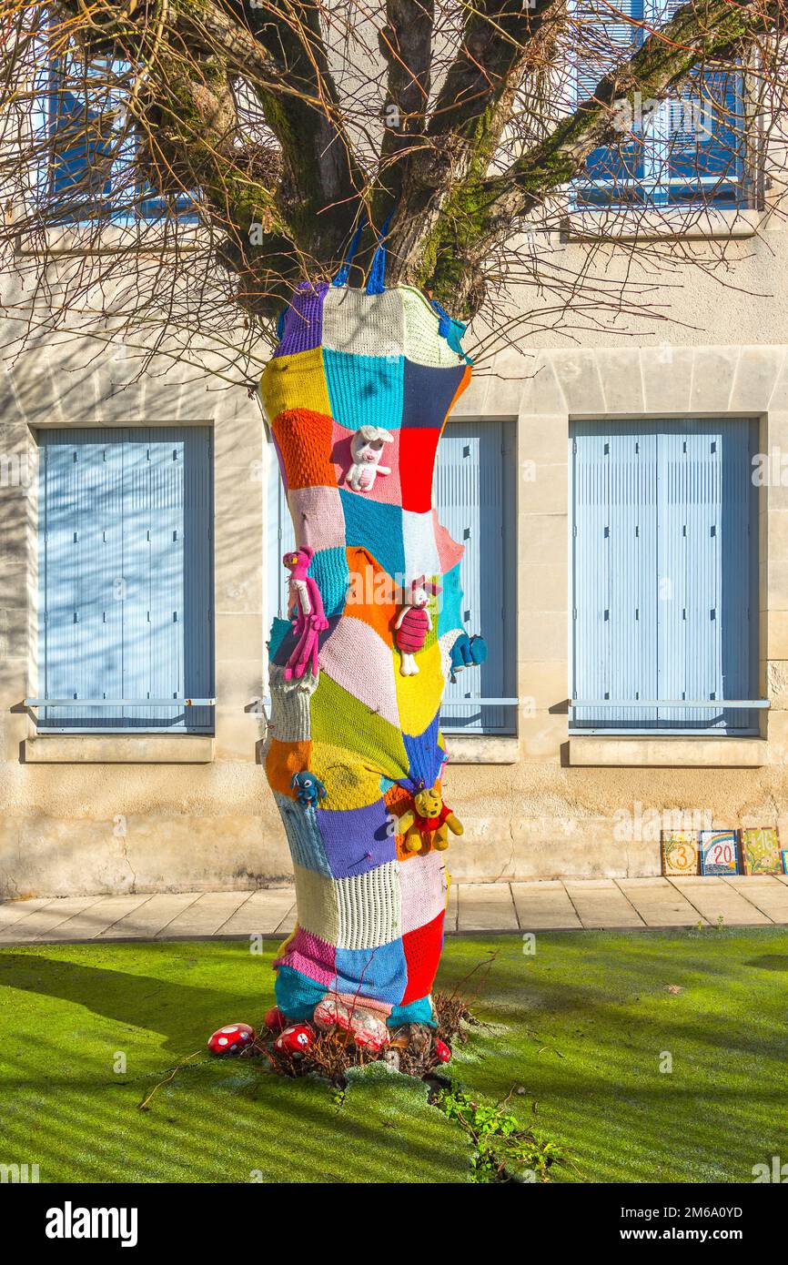 Gestrickte Baumdekorationen, La Roche Posay, Vienne (86), Frankreich. Stockfoto