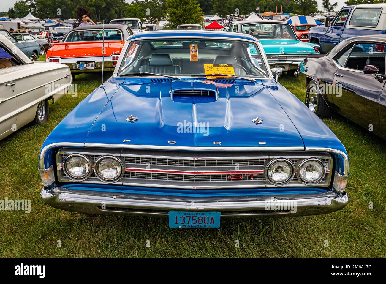 Iola, WI - 07. Juli 2022: Perspektivische Vorderansicht eines 1969 Ford Torino GT Coupé auf einer lokalen Automesse. Stockfoto