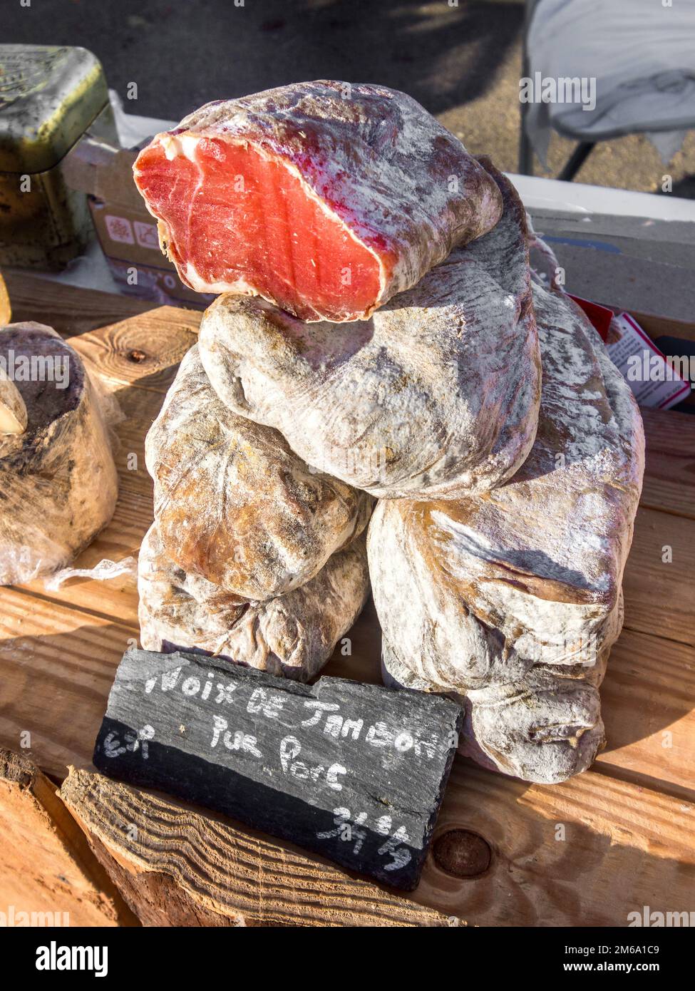 Traditionelle, trocken gepökelte Schweinewürste auf französischem Marktstand - La Roche Posay, Vienne (86), Frankreich. Stockfoto
